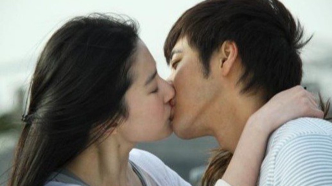 王力宏與劉亦菲在電影《戀愛通告》中有吻戲。（圖／翻攝自微博）