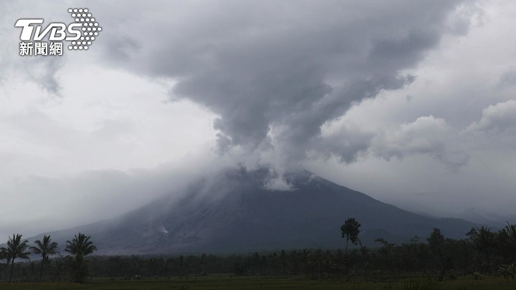 印尼東爪哇省塞梅魯火山今天上午再傳出噴發。（示意圖／達志影像美聯社） 