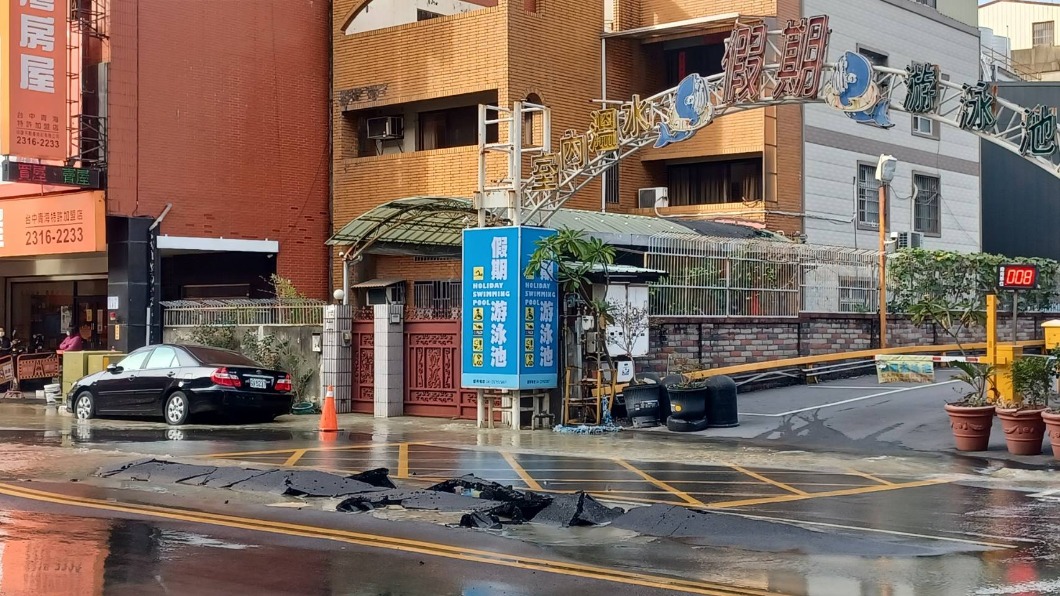 台中市西屯區青海路一段今（19）日發生自來水爆管的狀況。（圖／翻攝自記者爆料網）