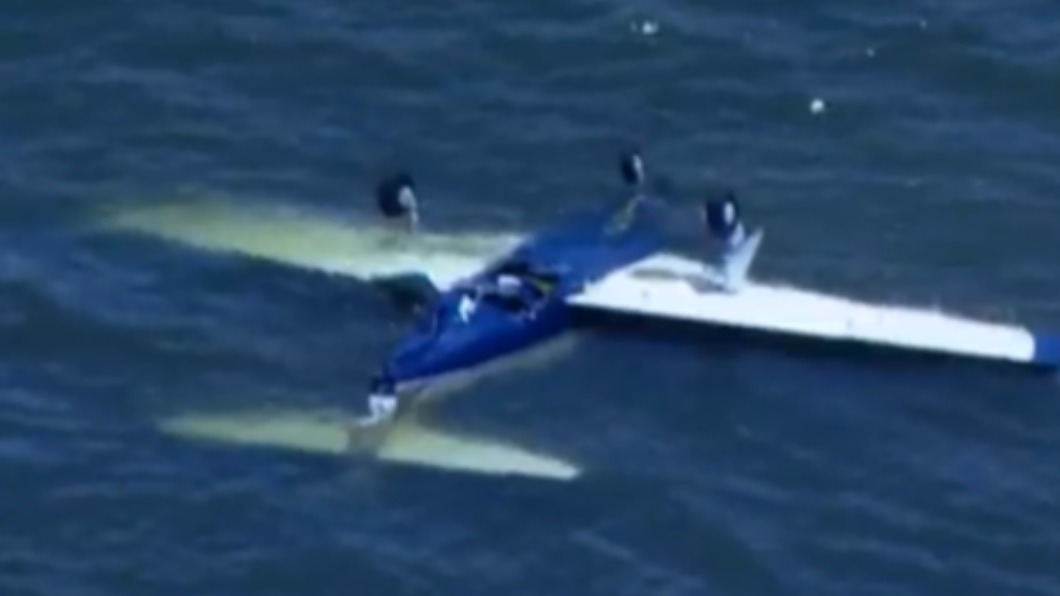 該架飛機呈上下顛倒，漂浮在海水中。（圖／翻攝自 9News Australia 推特 @9NewsAUS）