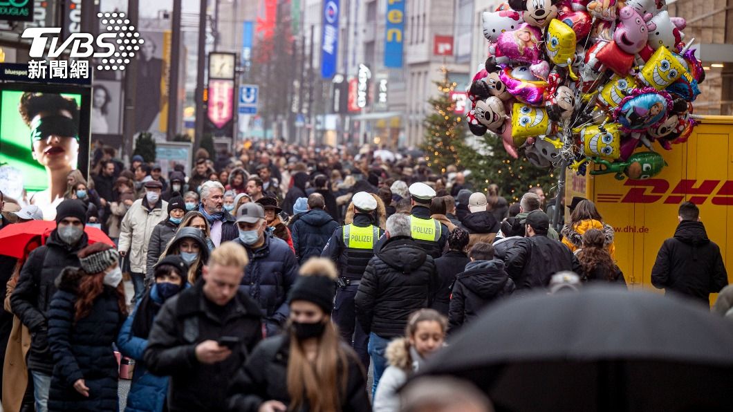 德國街道上出現耶誕採購人潮。（圖／達志影像美聯社）