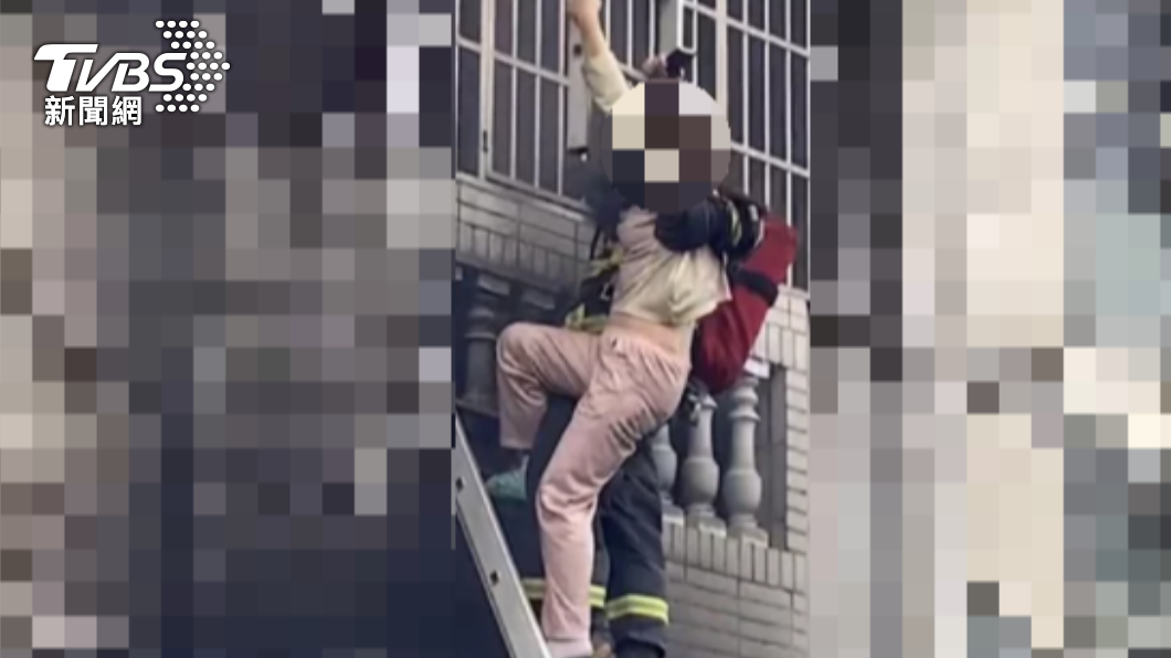 消防員架設鋁梯，救出受困女屋主。（圖／民眾提供）