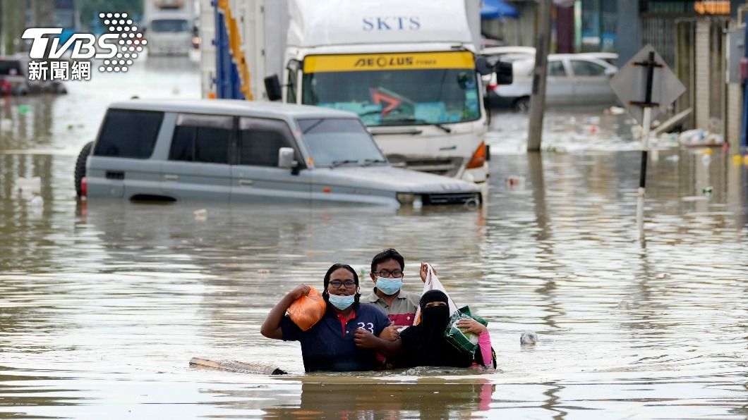 馬來西亞下起數天暴雨，城市街道被淹沒。（圖／達志影像美聯社）