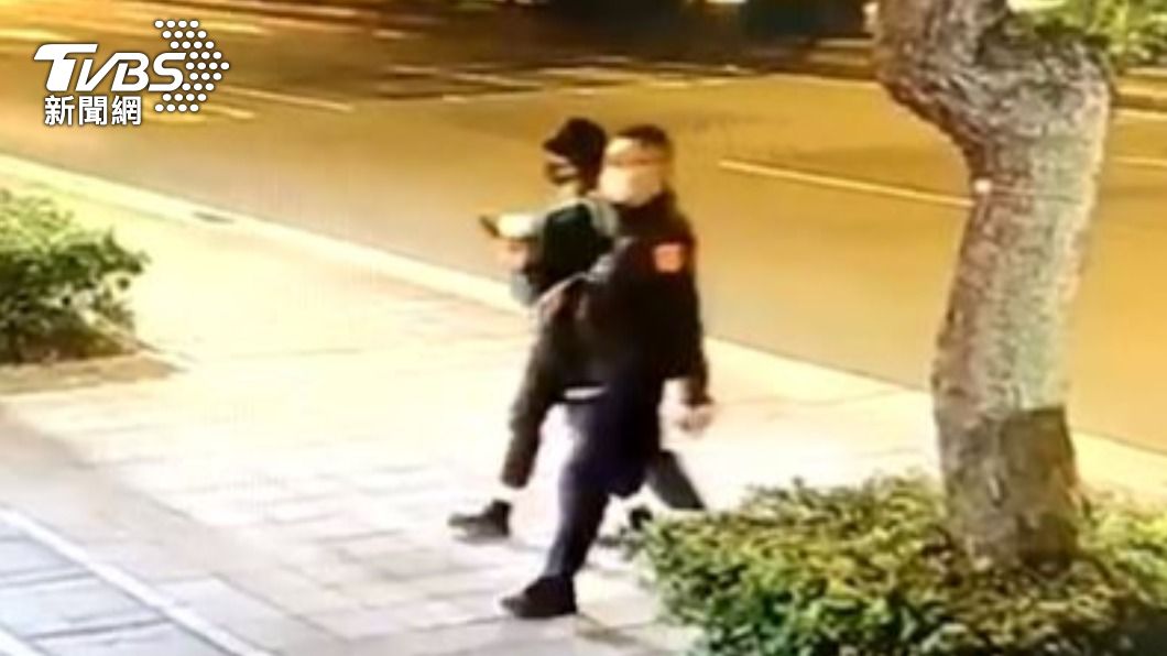 女子偷雨傘遭警方逮捕。（圖／TVBS）