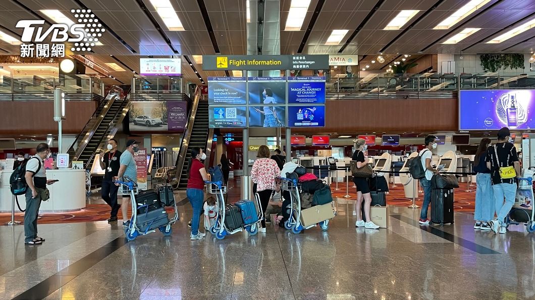 圖為新加坡樟宜機場大廳旅客。（圖／中央社）