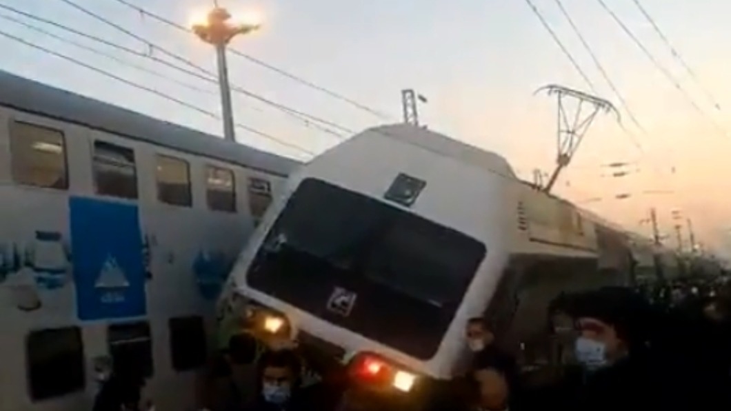 其中一輛列車撞擊後傾斜。（圖／翻攝自 Iran Front Page - IFP News 推特 @IranFrontPage） 