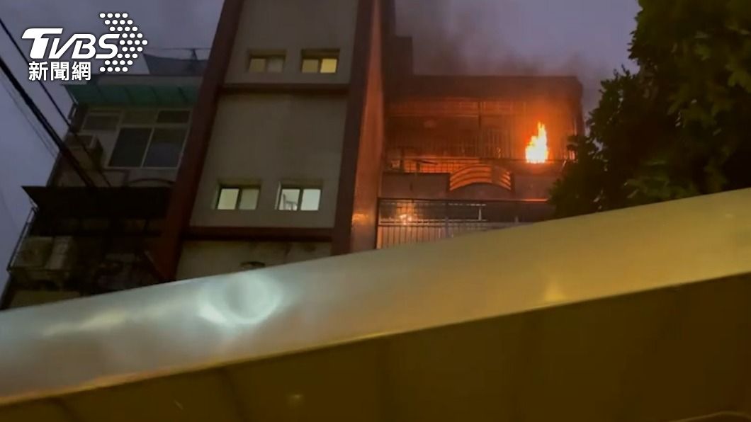 板橋公寓發生火警。（圖／TVBS）