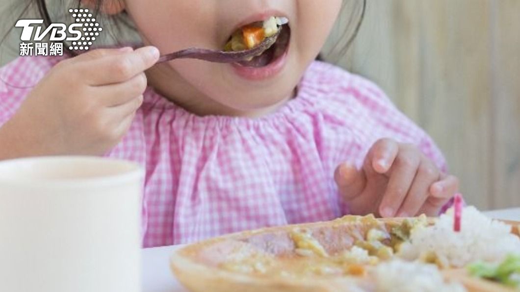 近年頻繁發生孩童誤食毒物事件。（示意圖／Shutterstock達志影像） 開咖啡喝到優碘！孩童頻誤食毒物　吃到清潔劑千萬別催吐