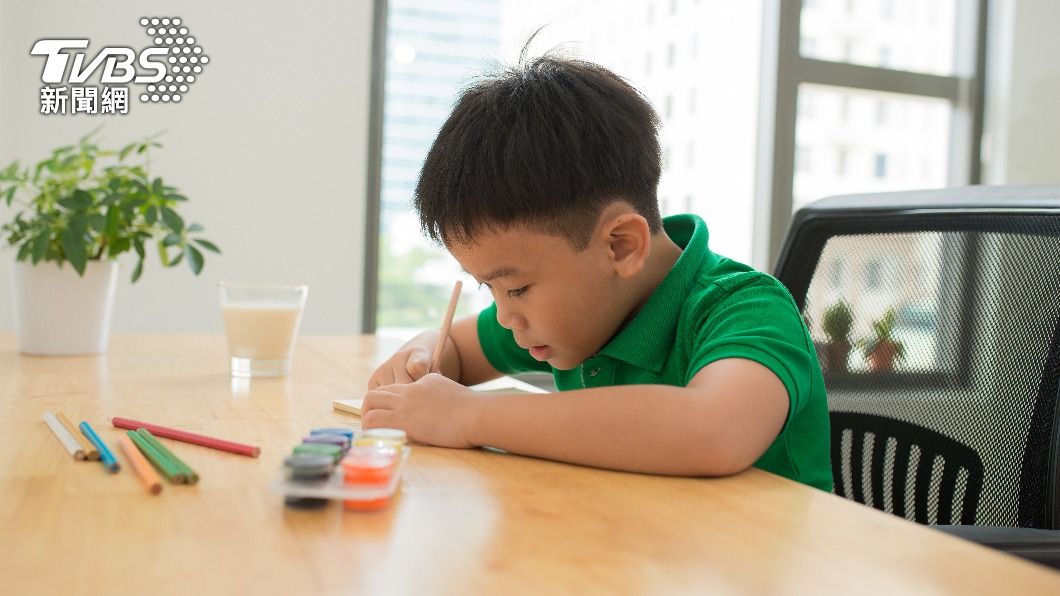 大陸一名男童因調皮被老師罰抄名字100遍。（示意圖／shutterstock達志影像）