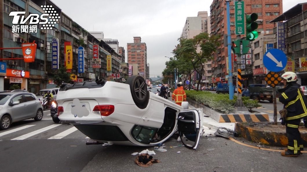 駕駛疑開車恍神自撞分隔島釀火燒車。（圖／警方提供）