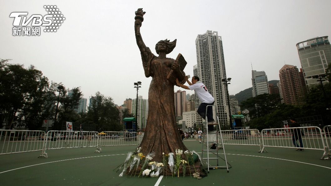 原本位於香港中文大學校內的「新民主女神像」在今天凌晨被移除。（圖／達志影像美聯社）