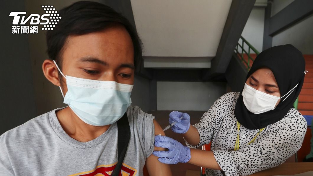 印尼一名男子專門替人代打疫苗，已經接種17劑。（示意圖，非當事人／達志影像美聯社）