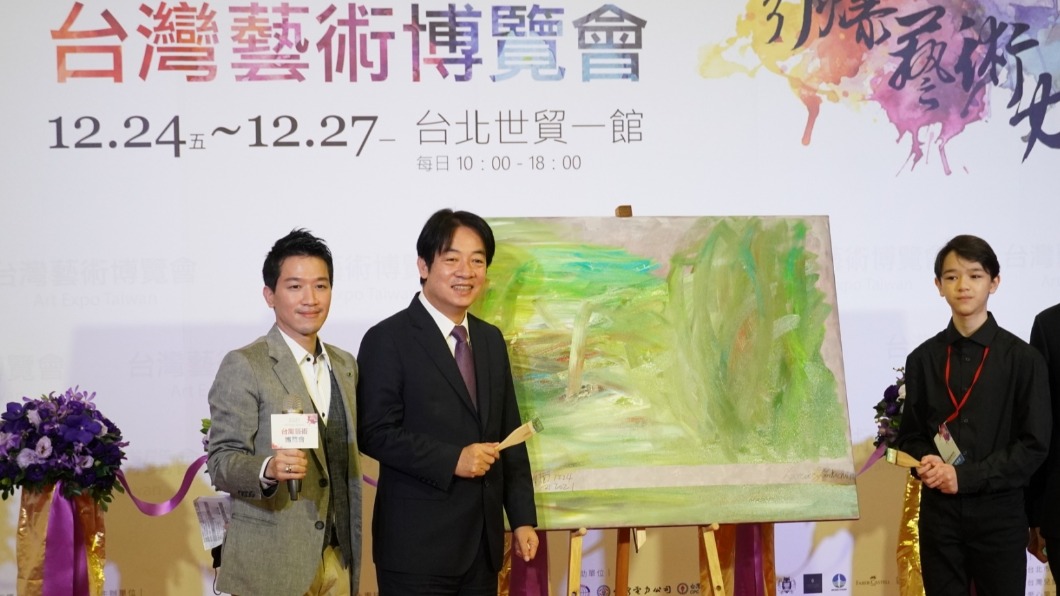 副總統賴清德今（24日）與民進黨立委何志偉出席「2021台灣藝術博覽會開幕典禮」。（圖／何志偉辦公室提供）