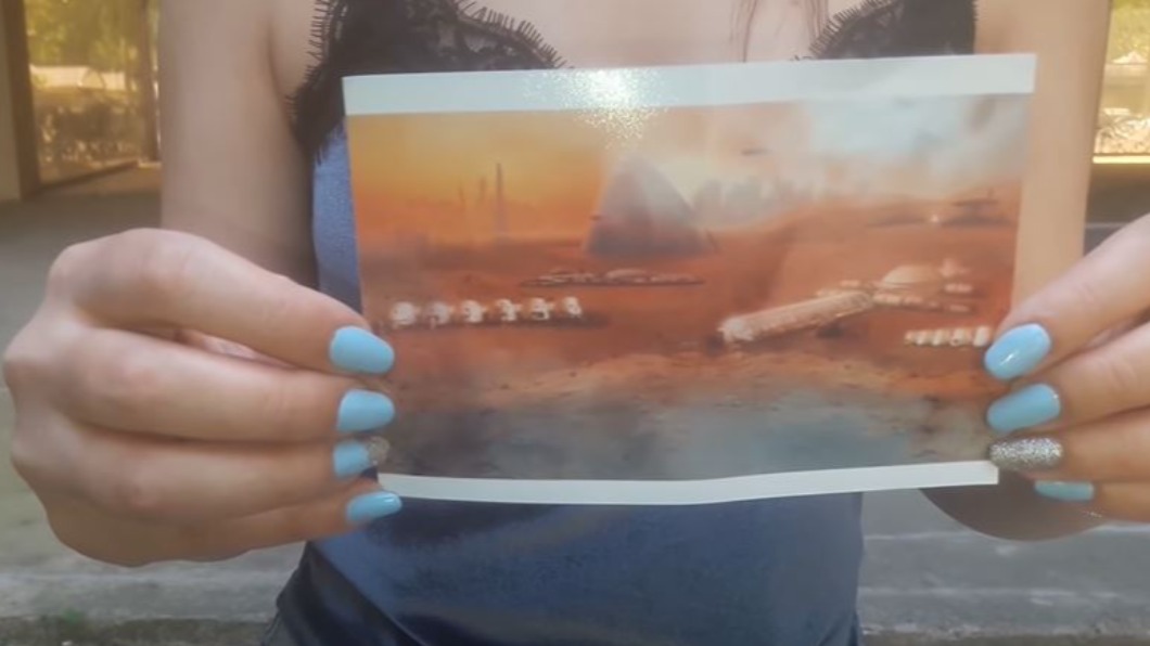 女子曬出火星照片佐證。（圖／翻攝自《Apex TV》YouTube）
