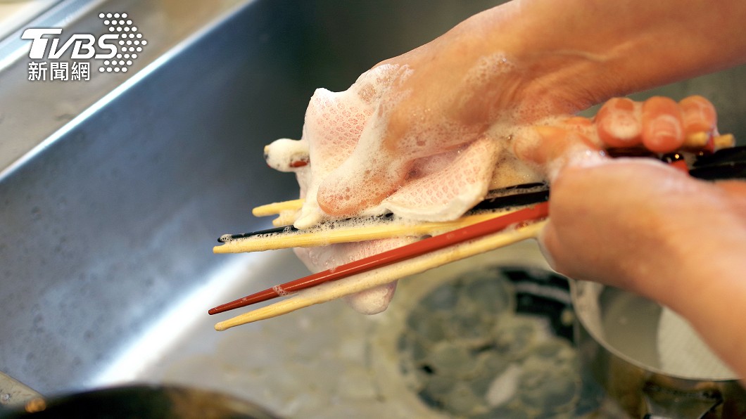 洗筷子別用熱水和菜瓜布。（示意圖／Shutterstock達志影像）