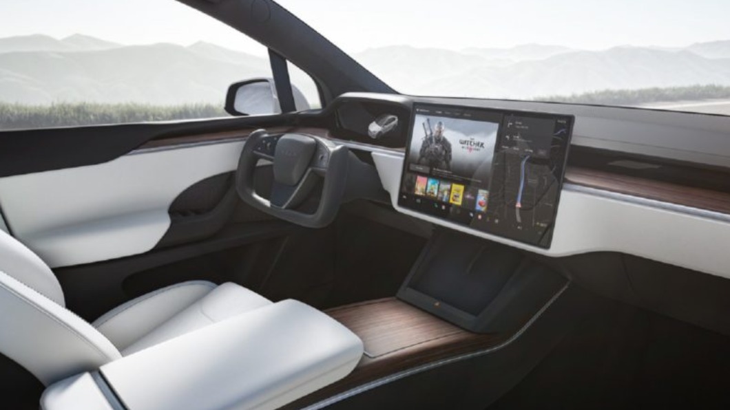 Tesla官方針對車內打電動問題做出最新回應。（圖片來源/ Tesla）