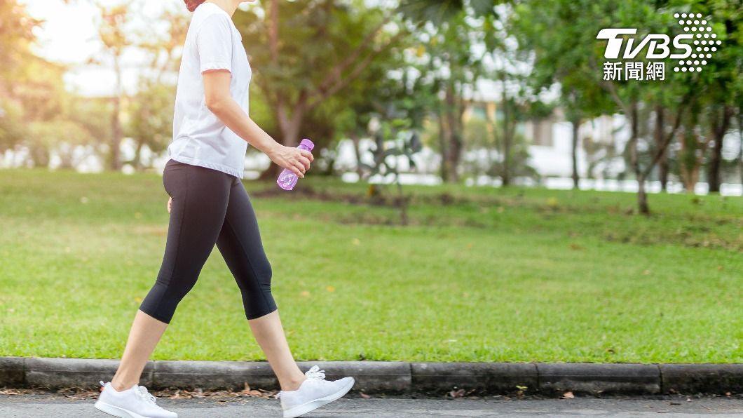 研究指出，每天走7000步可能擁有最佳的長壽效果。（示意圖／shutterstock達志影像）