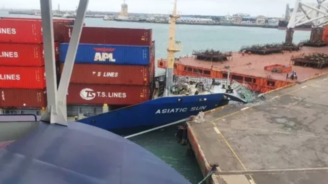 台中港貨櫃輪撞碼頭。（圖／翻攝自記者爆料網）