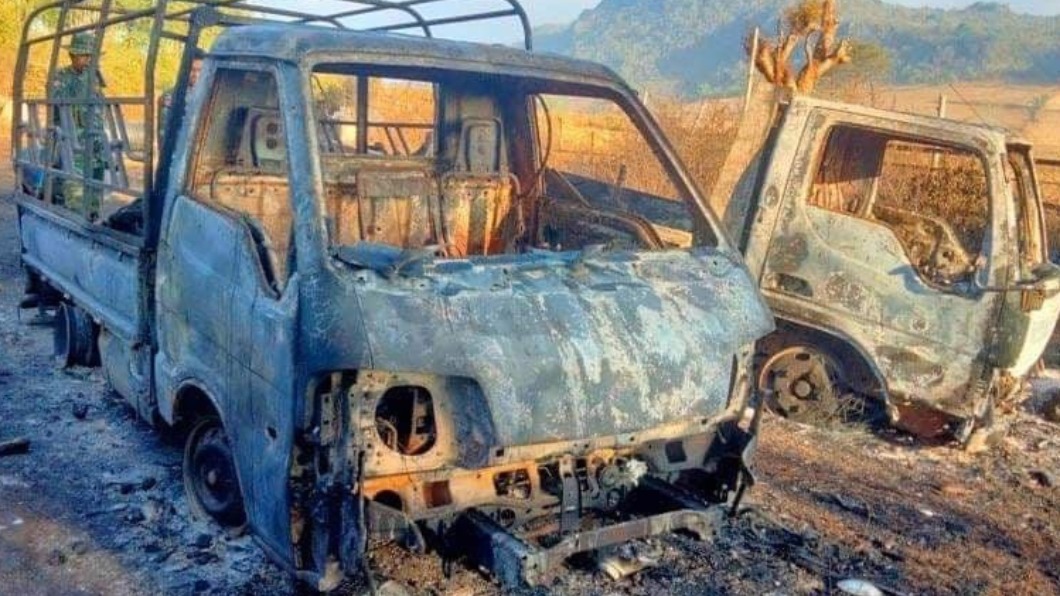 難民搭乘的卡車遭軍方嚴重焚毀。（圖／翻攝自 soe zeya tun 推特 @soezeya）