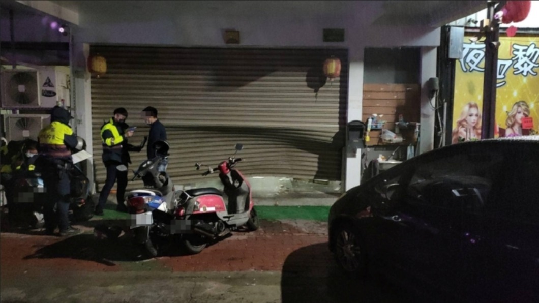 男撿手機衝撞嘉義市副議長服務處。（圖／翻攝自蘇澤峰臉書）
