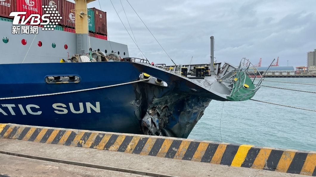 新加坡籍德翔日光貨櫃船撞碼頭尾端，貨櫃船頭部分凹陷。（圖／中央社）