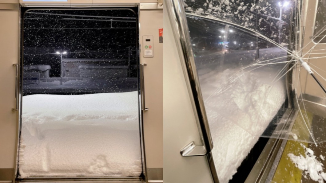 日本寒流來襲，彥根市的河瀨站雪堆到車門一半高。（圖／翻攝自@Asinkaisoku推特）