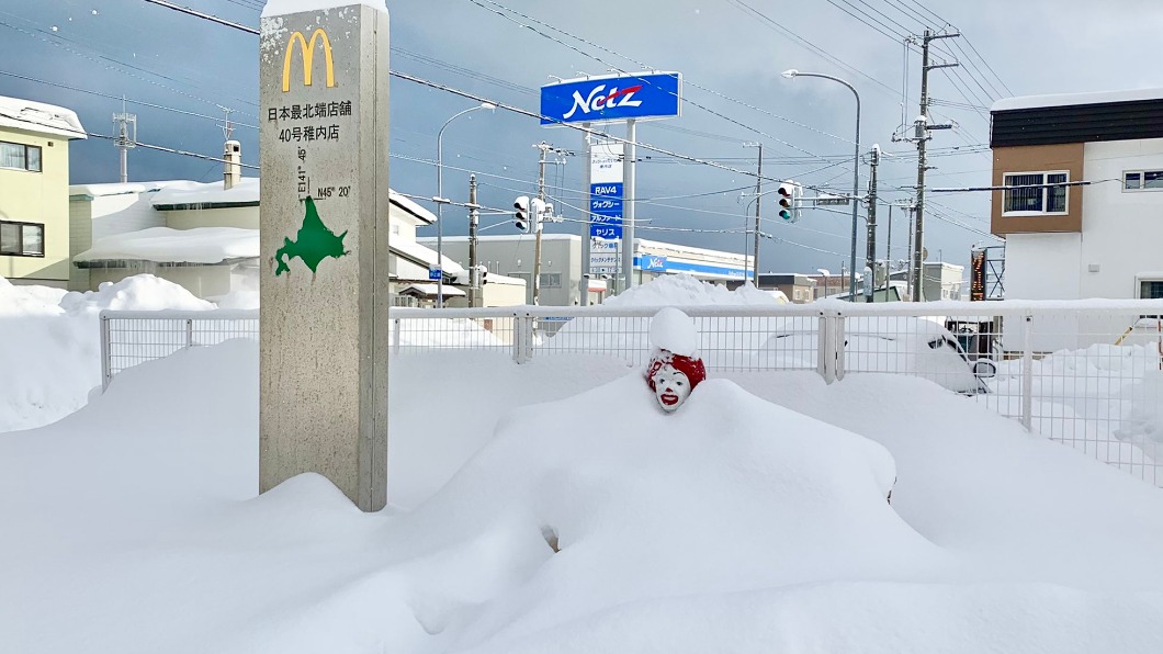 北海道麥當勞出現雪淹麥當勞叔叔的情景。（圖／翻攝自推特@Asuka_Shiromaru）