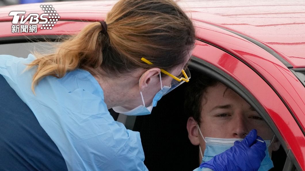 澳洲每日確診數不斷上升，民眾在車內接受新冠病毒檢測。（圖／達志影像美聯社）