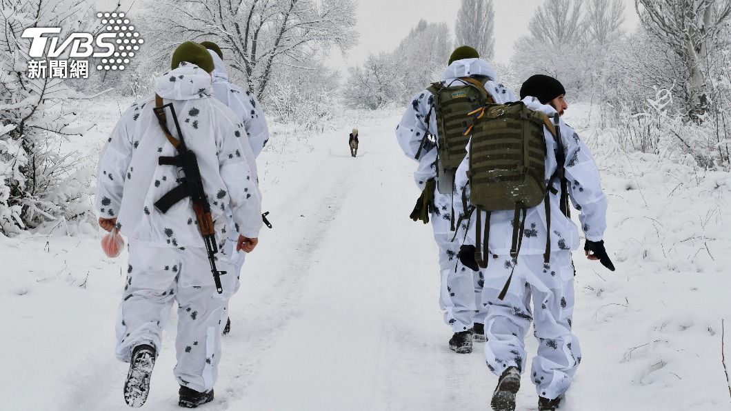 為了抵抗俄羅斯可能的入侵，烏克蘭開始訓練平民上戰場。（圖／達志影像美聯社）