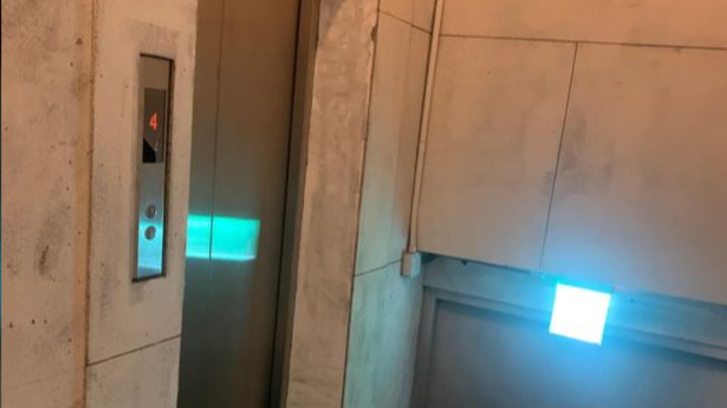 一名網友分享入住飯店時看到的奇特電梯。（圖／翻攝自爆怨公社）