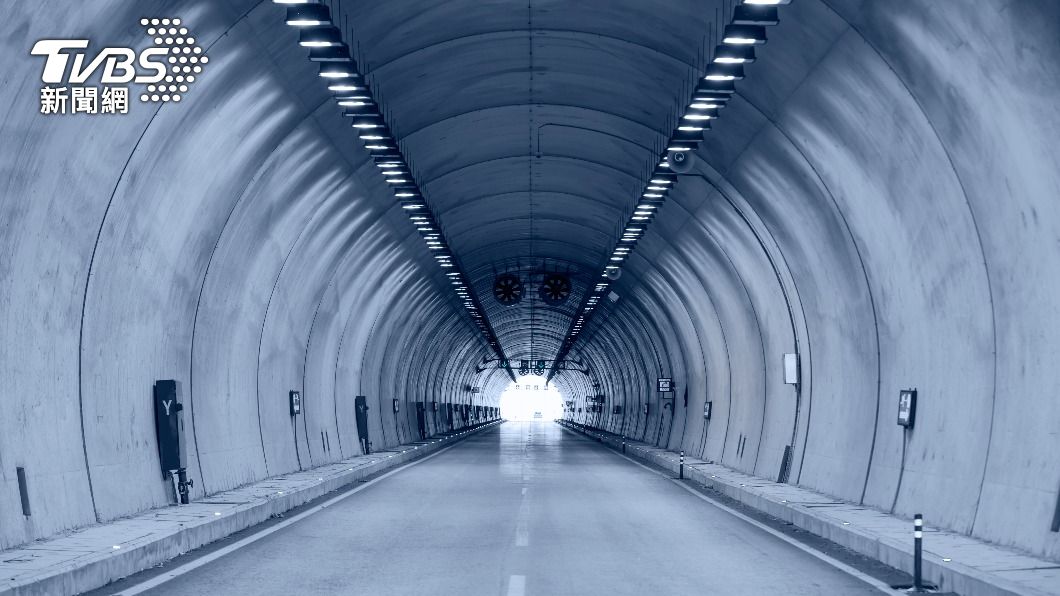 隧道內禁止換車道。（示意圖／shutterstock達志影像）