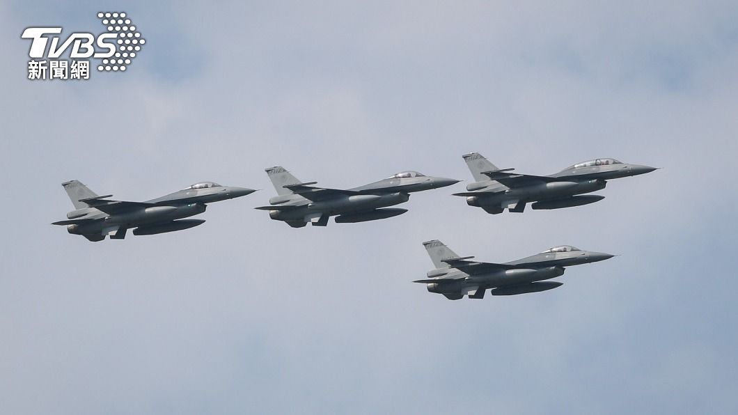 圖為F-16V以空中分列式編隊飛行。（圖／中央社資料照）