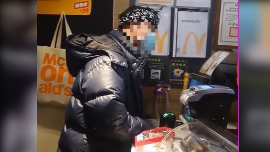 中年男子在麥當勞櫃台咆哮。（圖／翻攝自爆料公社 臉書）