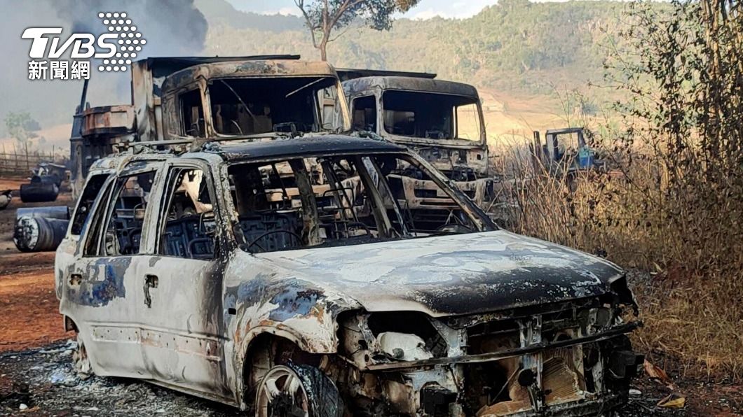 緬甸軍方放火燒村，車輛燒成焦黑，還有30多人包括婦女孩童被集體屠殺，屍體遭縱火燒毀。（圖／達志影像美聯社）