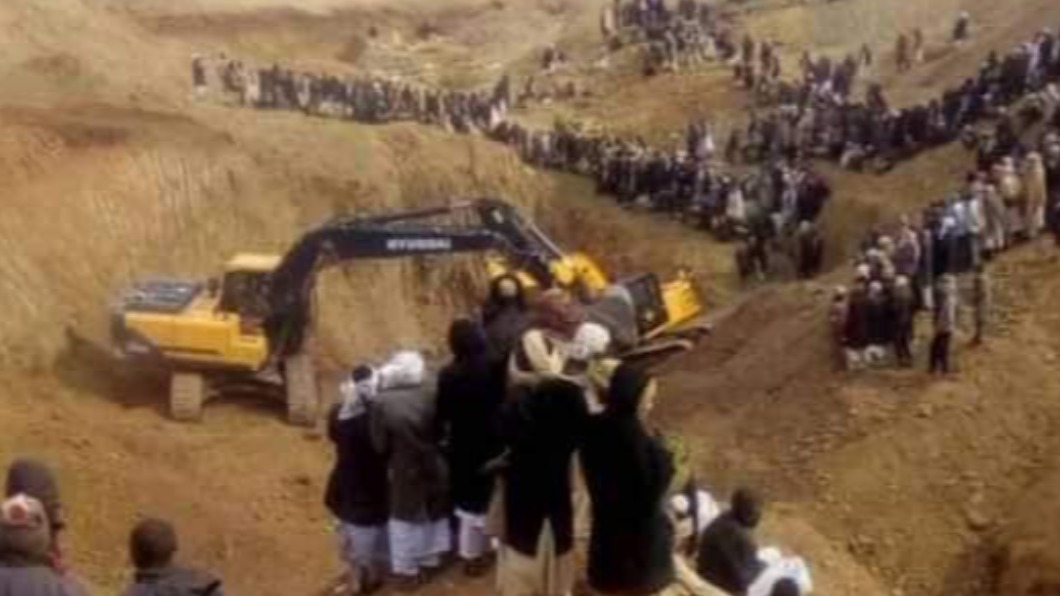 蘇丹南部昨日發生礦場坍塌事故，現場多人圍觀。（圖／翻攝自蘇丹國營礦業資源公司Facebook）