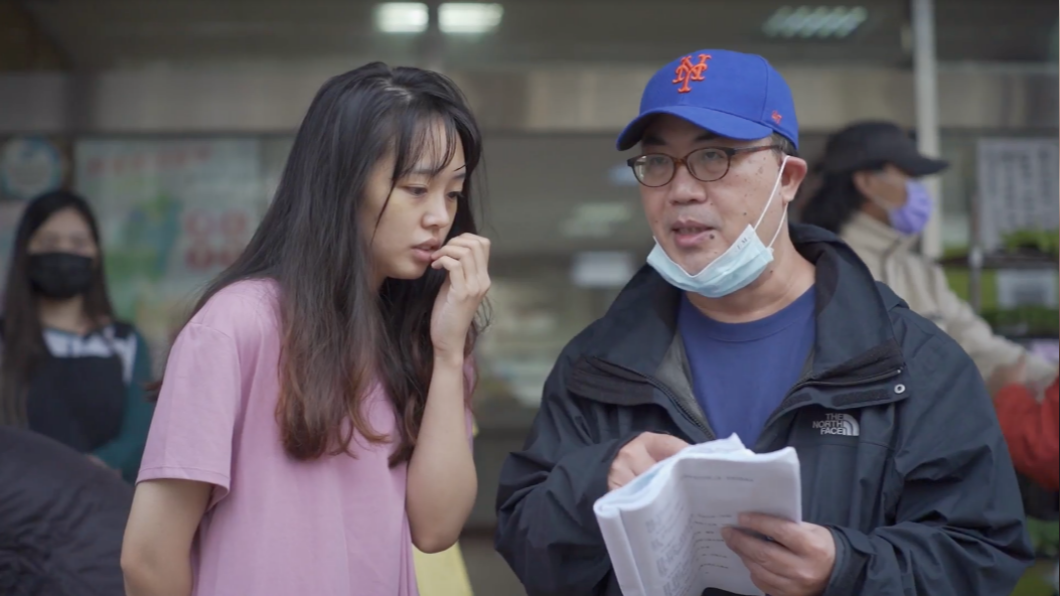 《噩兆》導演劉龍雄（右）與女主角關何。（圖／車庫提供）