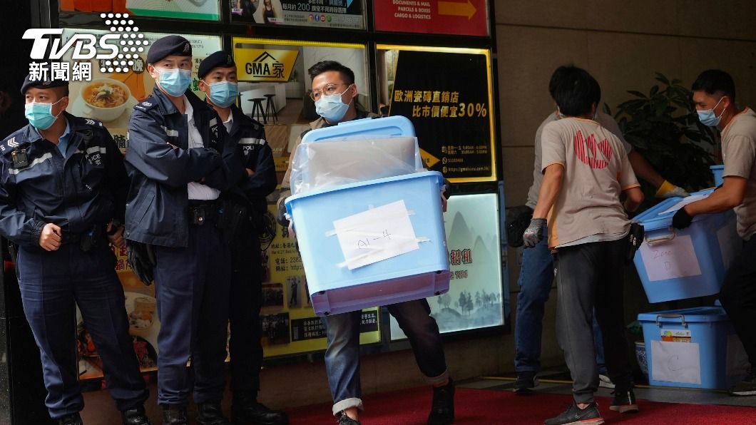 香港「立場新聞」今天上午遭港警突襲，員工將大量電腦及文件作為證據交給港警。（圖／TVBS）