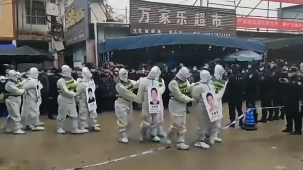 中國大陸廣西有4名嫌犯被控運送非法移民入境遭遊街示眾。（圖／翻攝自 Twitter）