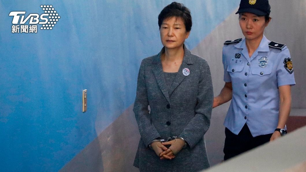 南韓前總統朴槿惠於2017年被羈押。（圖／達志影像美聯社）