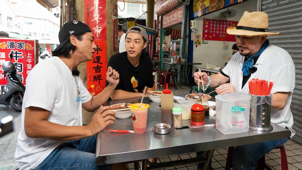 蔡凡熙（中）帶著莊凱勛（左）、黃秋生（右）回到故鄉台南吃美食。（圖／LINE TV提供）