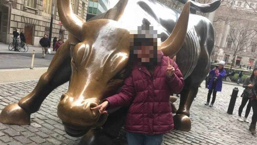 江女曾在臉書PO出與華爾街地標銅牛的合照。（圖／翻攝自江女臉書）