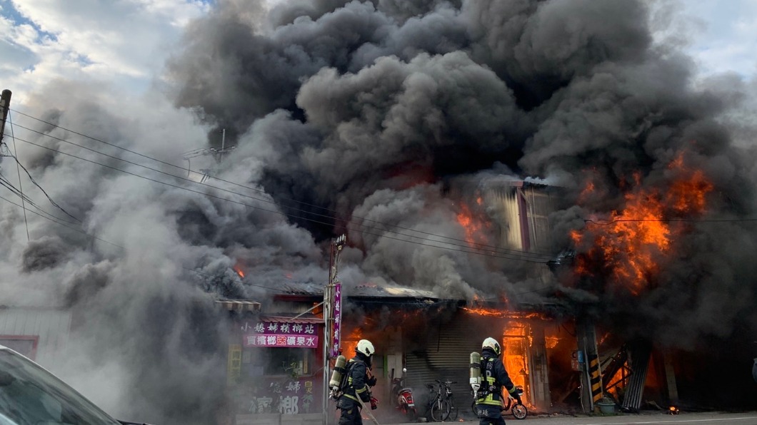 台中市神岡區中山路今（31）日一早發生火警。（圖／翻攝自記者爆料網）