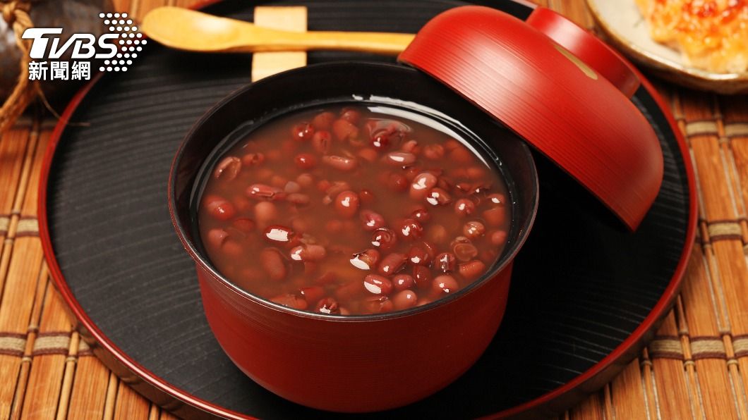 許多人都會喝紅豆湯來暖暖身子。（示意圖／shutterstock達志影像）