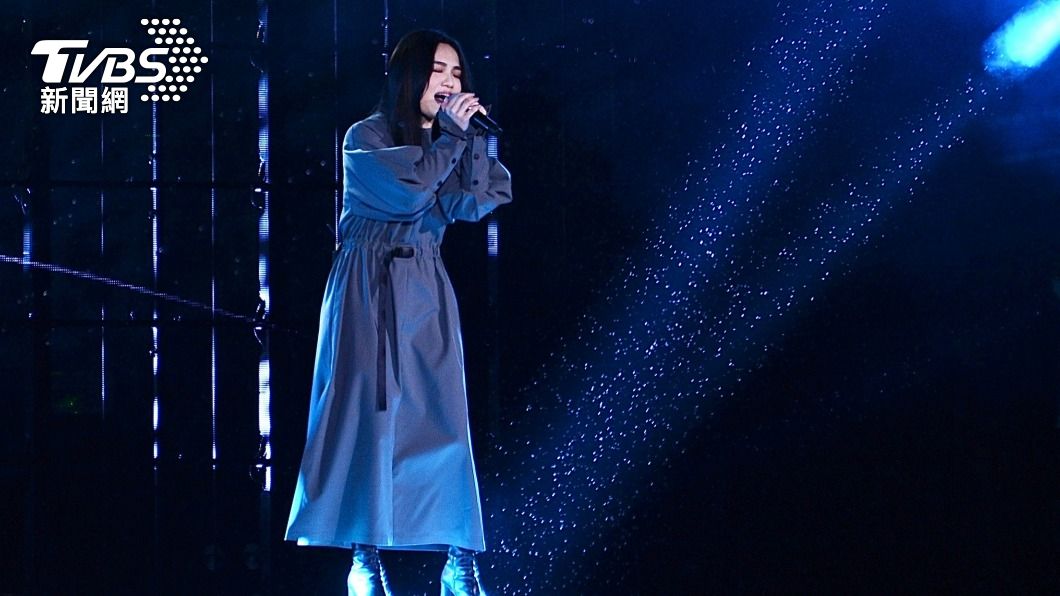 徐佳瑩在2021年末以歌聲療癒觀眾。（圖／TVBS）