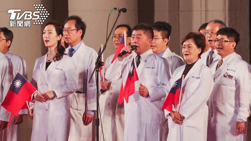衛福部長陳時中出席「111年元旦總統府升旗典禮」，率領醫護人員領唱國歌。（圖／中央社）