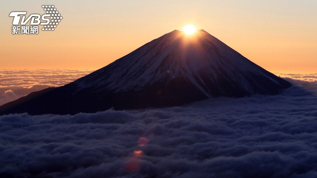 日本人認為欣賞日出能帶來好運。（圖／達志影像美聯社） 日本人也瘋狂！　河口湖看「雙重鑽石富士」、摩天大樓追曙光