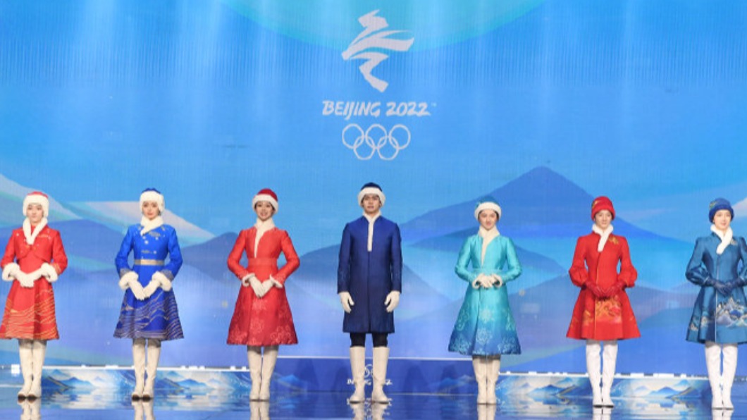 北京冬奧頒獎禮服挨轟。（圖／翻攝自微博）