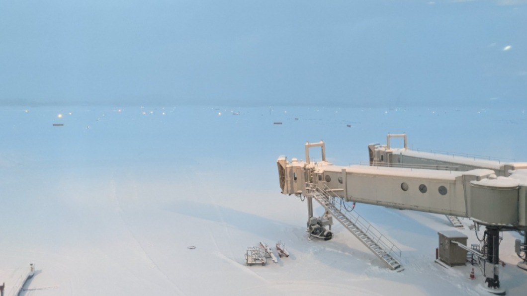 民眾拍下機場跑道被埋在積雪之中。（圖／翻攝自@Moury_131121推特）
