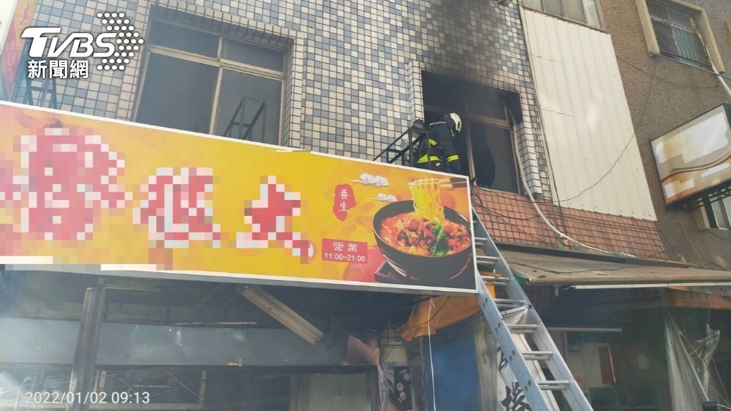  台中市北區梅亭街一間透天厝滷味店，今（2）早發生氣爆意外。（圖／消防提供）