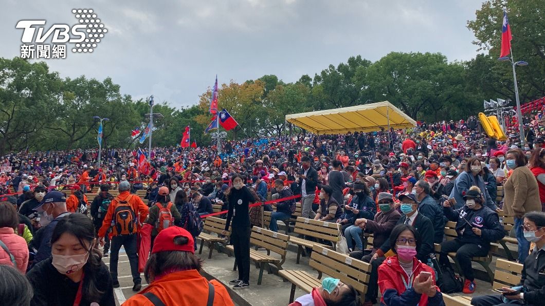 5千名韓粉聚集大安森林公園等待韓國瑜現身。（圖／記者黃韋銓攝）
